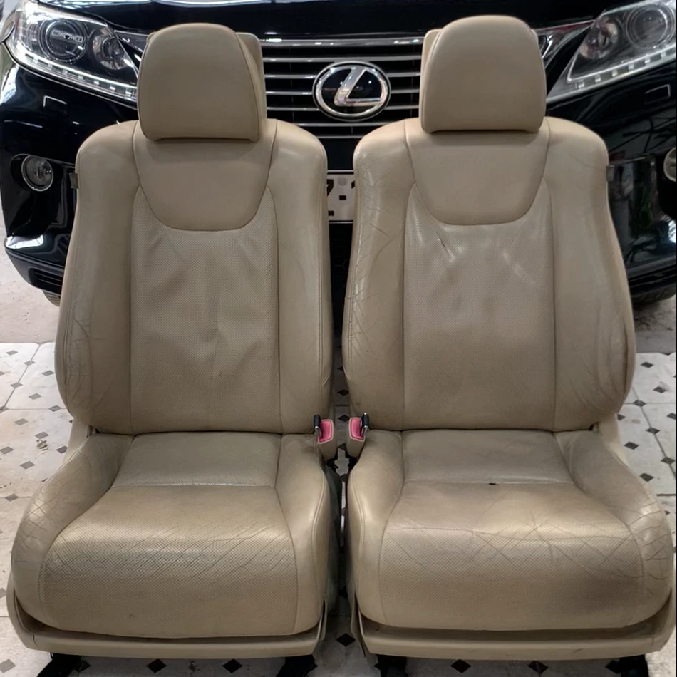 Ghế da trước khi được phục hồi