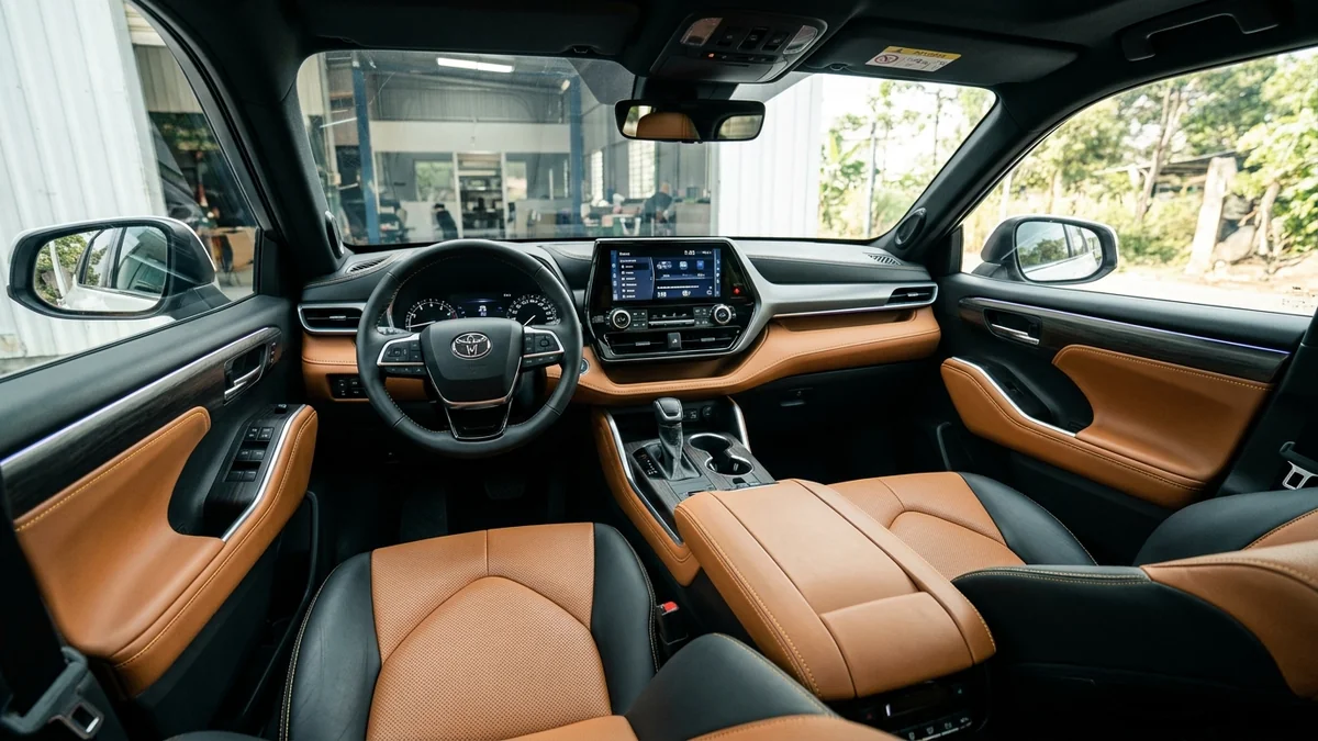 May đo bọc ghế da Nappa bò tơ cao cấp cho các dòng xe ô tô Toyota tại xưởng MORCAR Hà Nội