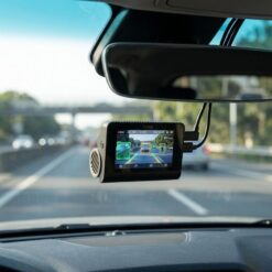 Màn hình camera 70mai A810 hiển thị hệ thống cảnh báo va chạm người đi bộ và lệch làn ADAS
