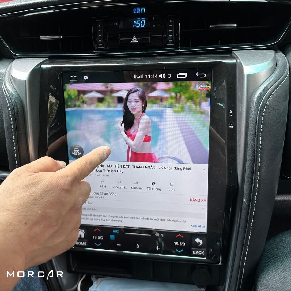 MÀN HÌNH TESLA FORTUNER